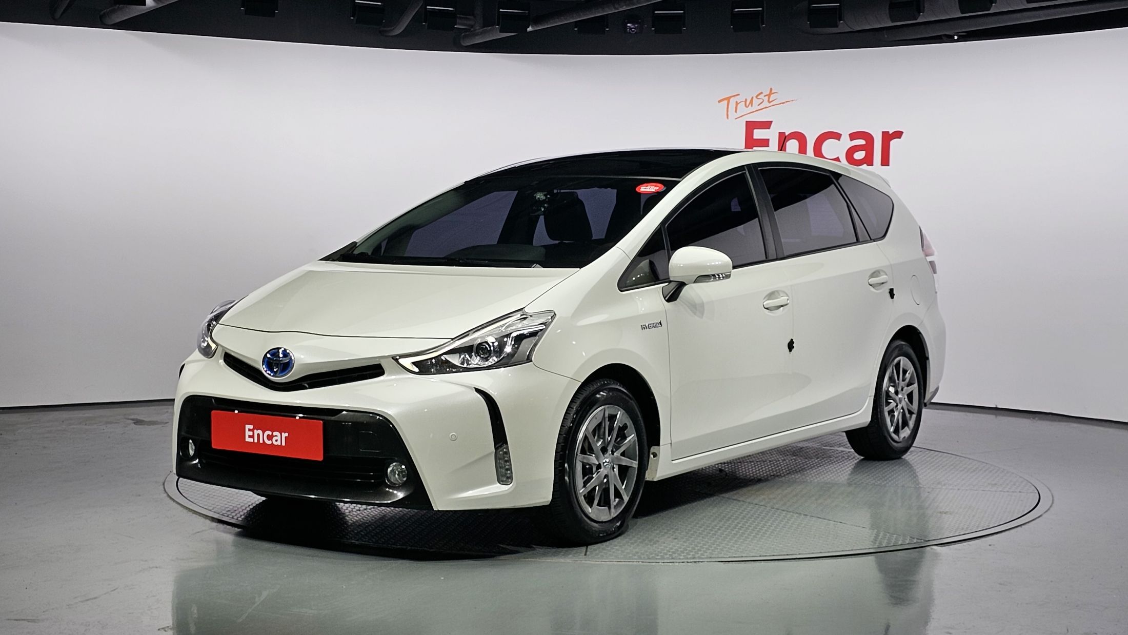 Toyota Prius v 2015