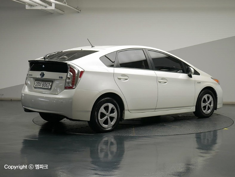 Toyota Prius v 2016