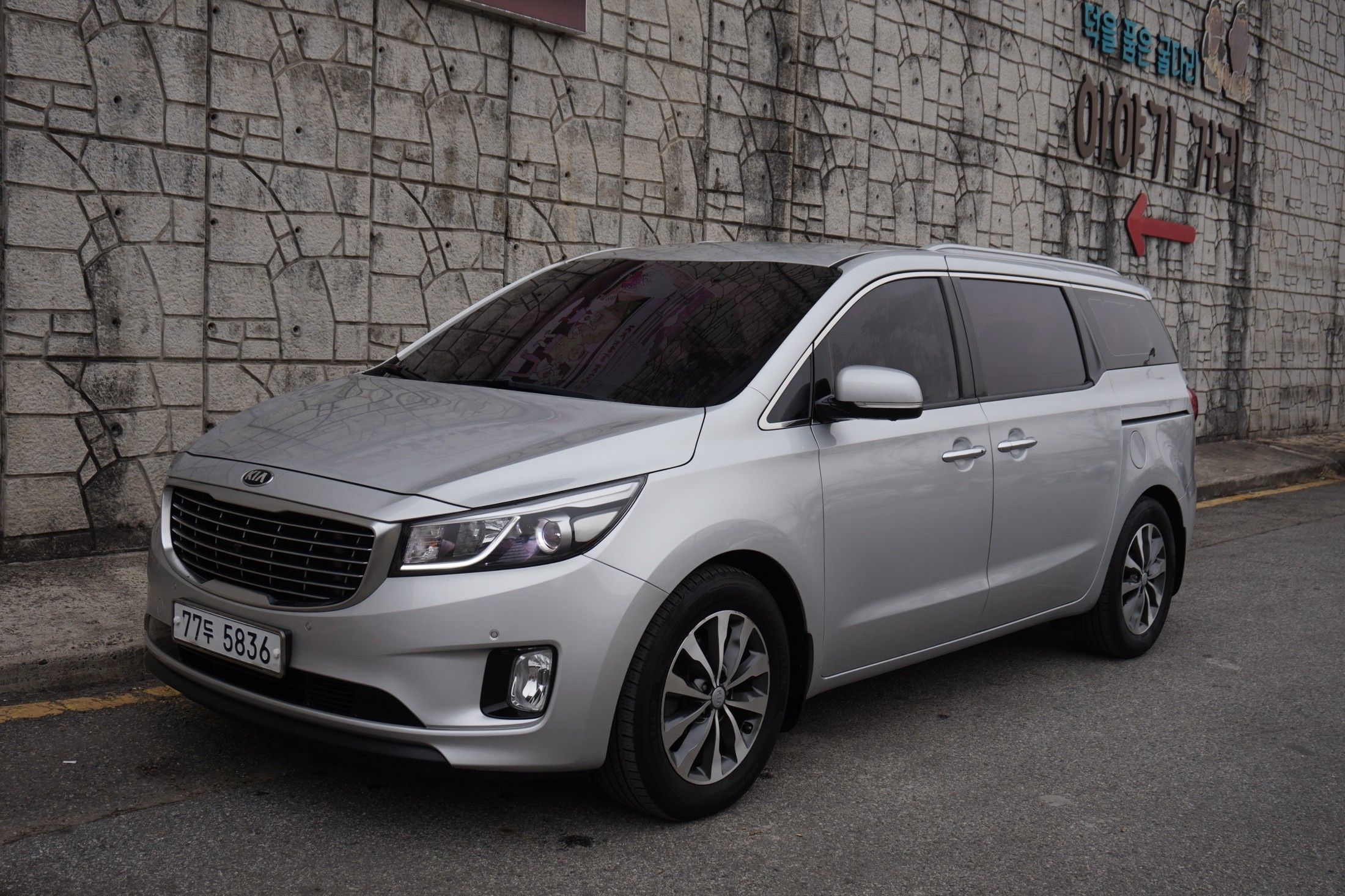 Kia Carnival 11 Seater