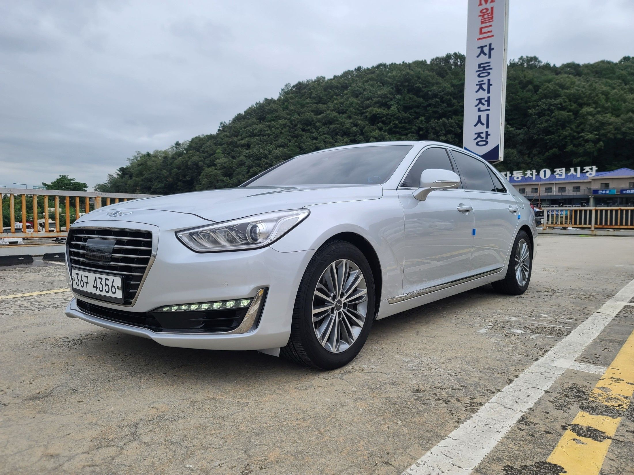 hyundai genesis 2017