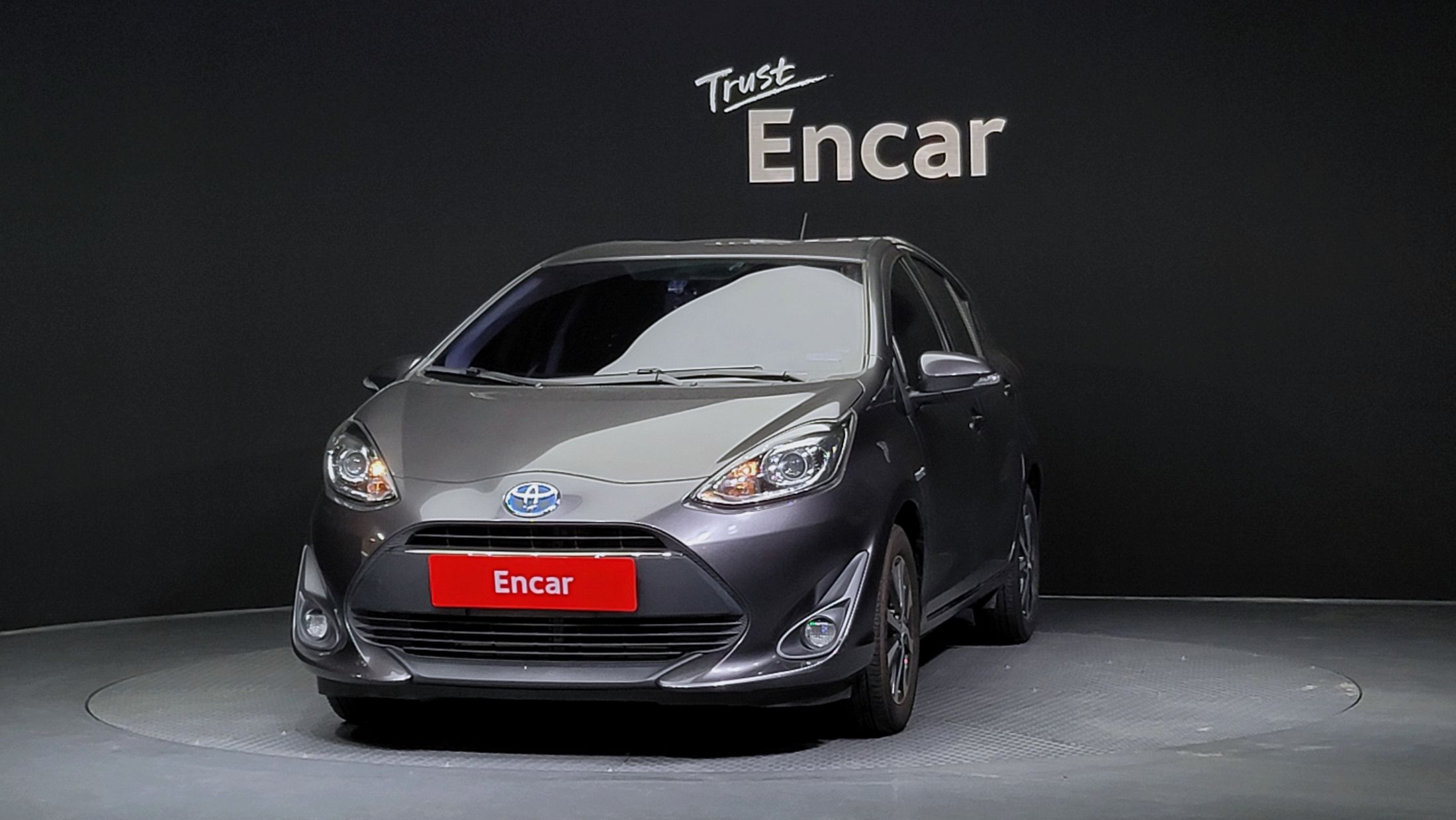 919 612. Toyota Prius c nhp10. Toyota Prius 2019. Приус 2019.